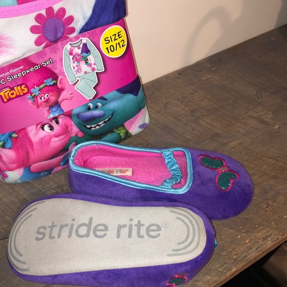 Dream Works Trolls flannel 2 piece pajama set slippers & 2 plush Trolls dolls - Picture 4 of 16